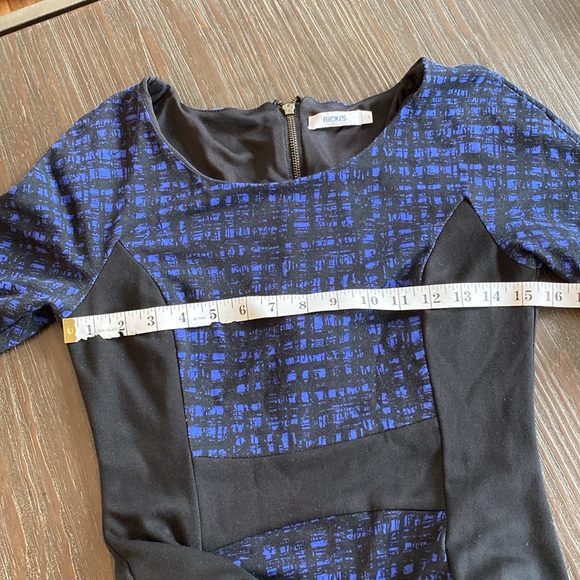 Ricki’s ladies block dress in size 4. Beautiful stretchy fabric. - Picture 7 of 9